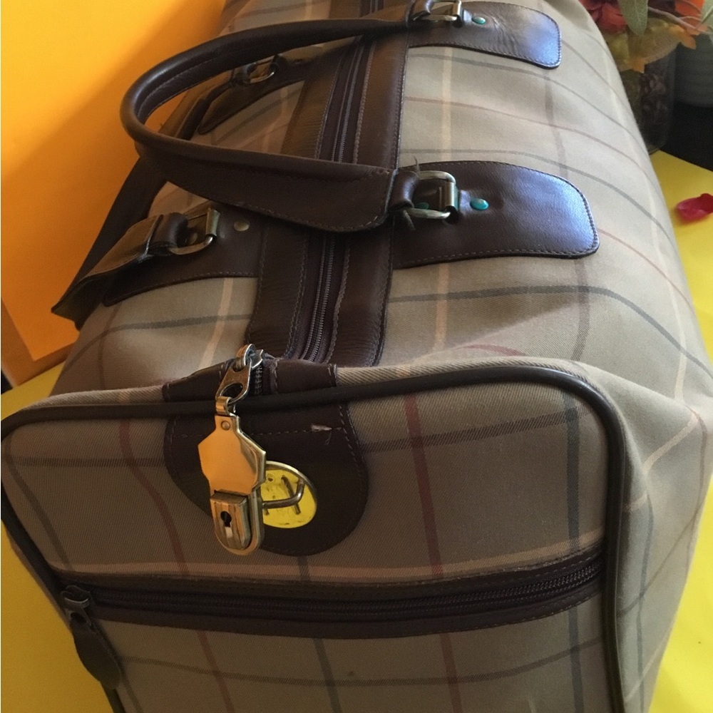 Burberry Boston travel Bag in EUC - Picture 5 of 5